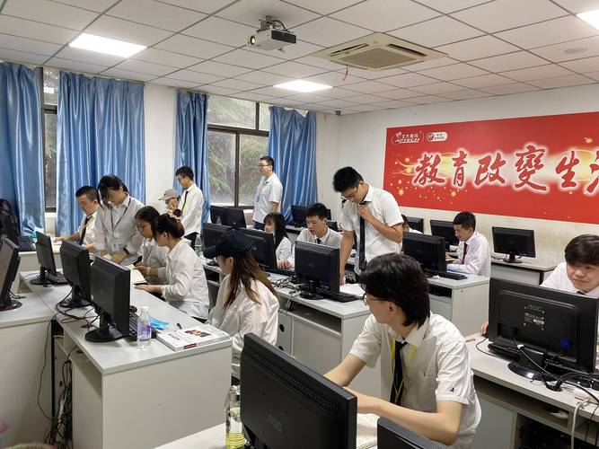 大学计算机专业 vs 培训机构 同为写代码，差距到底在哪？